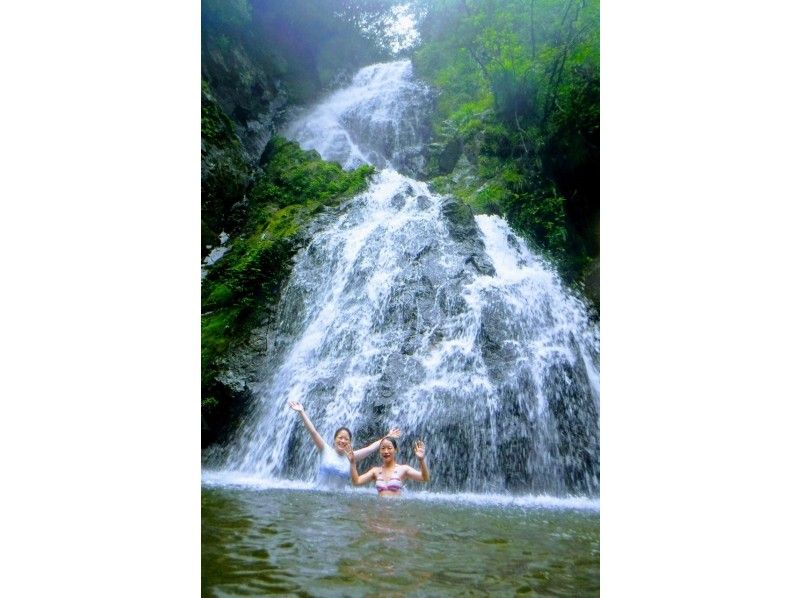 【鹿児島・奄美】奄美ブルーでシュノーケリング＆秘密の滝で川遊びしよう！（送迎付き）の紹介画像