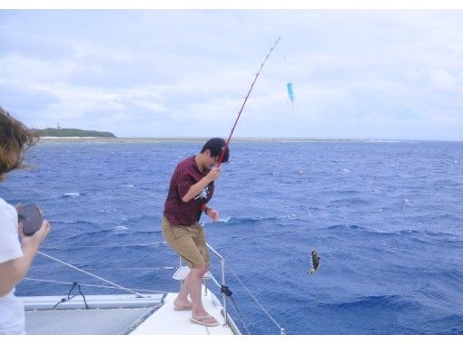 沖縄本島 糸満 南部 出航 慶良間諸島 1日7時間 ヨット チャーター 55フィートカタマラン で 沖縄の海でマリン全て満喫ひとりじめ アクティビティジャパン