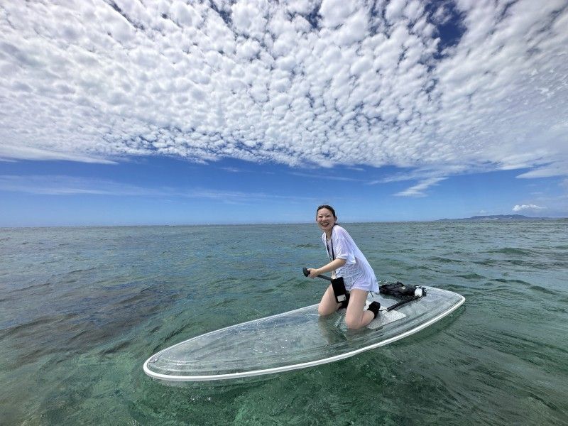 沖縄の事業者「DivingShopLei」が実施するクリアSUPツアーの様子