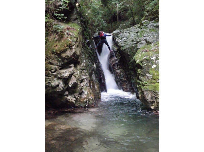 [Shiga] Japan's 100 best waterfalls! Yatsubuchi Falls shower climbing (half-day B course) 11:00 meeting point ≪SC-2≫の紹介画像