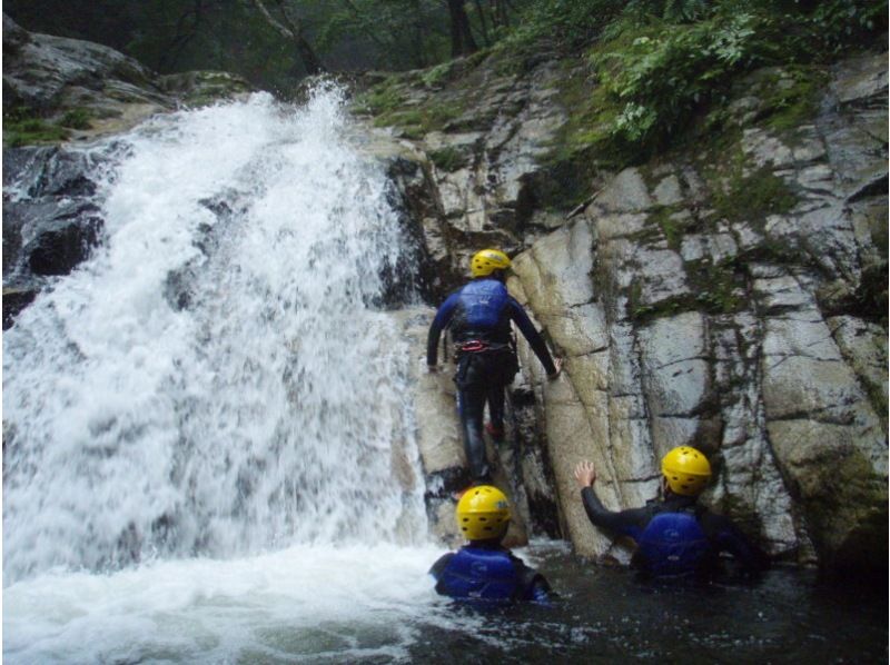 [Shiga] Japan's 100 best waterfalls! Yatsubuchi Falls shower climbing (half-day B course) 11:00 meeting point ≪SC-2≫の紹介画像