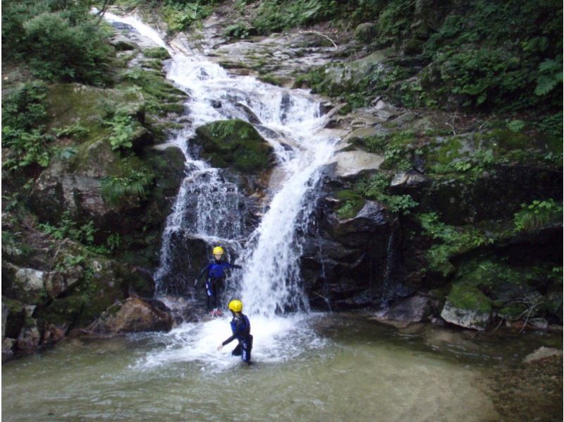 [Shiga] Japan's 100 best waterfalls! Yatsubuchi Falls shower climbing (half-day B course) 11:00 meeting point ≪SC-2≫の紹介画像