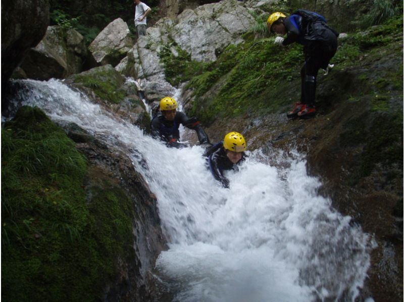 [Shiga] Japan's 100 best waterfalls! Yatsubuchi Falls shower climbing (half-day B course) 11:00 meeting point ≪SC-2≫の紹介画像