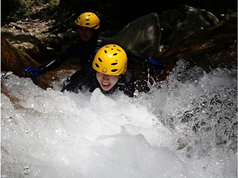 [Shiga] Japan's 100 best waterfalls! Yatsubuchi Falls shower climbing (half-day B course) 11:00 meeting point ≪SC-2≫の紹介画像