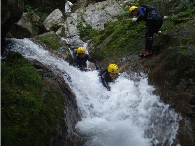 [Shiga] Japan's 100 best waterfalls! Yatsubuchi Falls shower climbing (half-day B course) 11:00 meeting point ≪SC-2≫の紹介画像