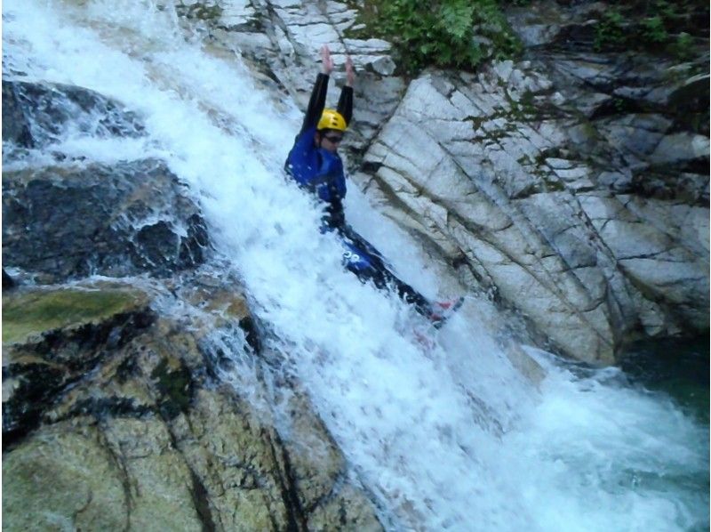 [Shiga] Japan's 100 best waterfalls! Yatsubuchi Falls shower climbing (half-day B course) 11:00 meeting point ≪SC-2≫の紹介画像