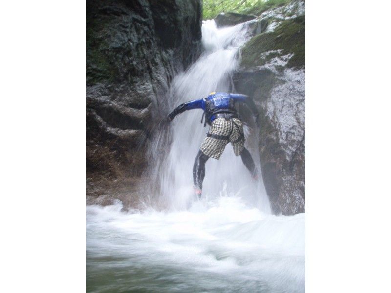 [Shiga] Japan's 100 best waterfalls! Yatsubuchi Falls shower climbing (half-day B course) 11:00 meeting point ≪SC-2≫の紹介画像