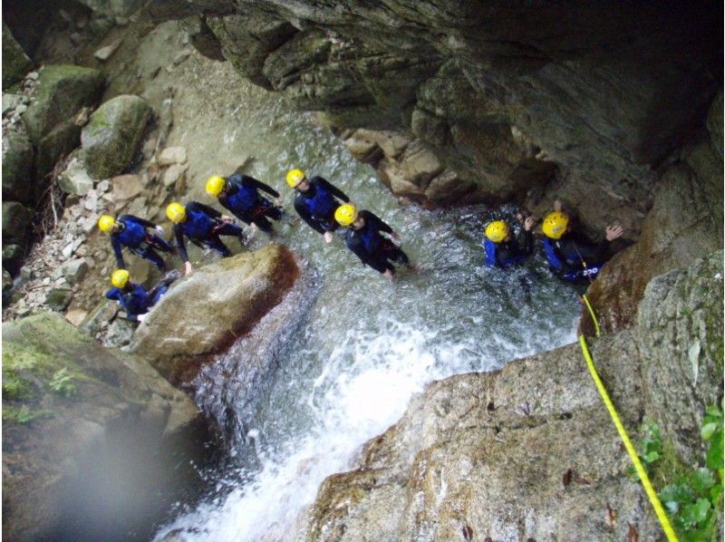 [Shiga] Japan's 100 best waterfalls! Yatsubuchi Falls shower climbing (half-day B course) 11:00 meeting point ≪SC-2≫の紹介画像