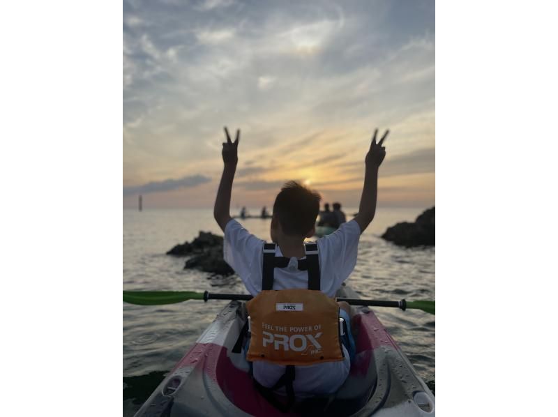 SALE【ファミリー割引】大自然が演出する空のグラデーション《サンセットカヤック》中学生以下1名無料★無料レンタル品豊富！2歳からOK★の紹介画像