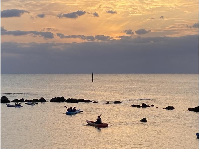 SALE【ファミリー割引】大自然が演出する空のグラデーション《サンセットカヤック》中学生以下1名無料★無料レンタル品豊富！2歳からOK★の紹介画像