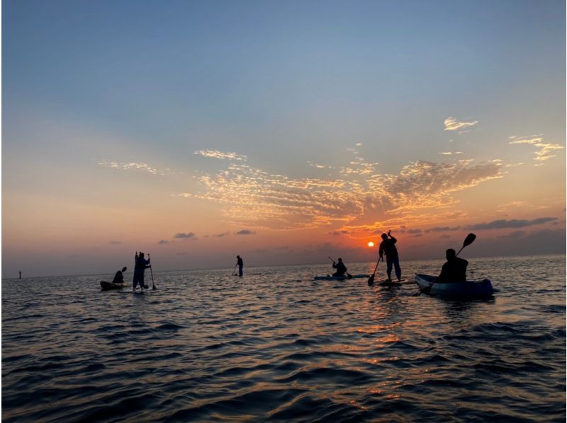 SALE【ファミリー割引】大自然が演出する空のグラデーション《サンセットカヤック》中学生以下1名無料★無料レンタル品豊富！2歳からOK★の紹介画像