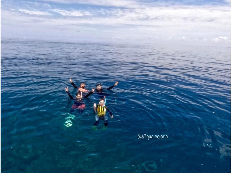[Okinawa Ishigaki Island] Enjoy skin diving while surrounded by fish and corals! Half-day (AM / PM) ☆ Go to the sea with a guide ♪ Equipment includedの紹介画像