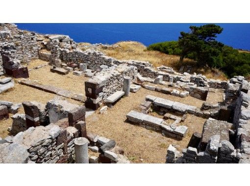 オンライン海外旅行 ギリシャより 崖に建つ白い街並みとエーゲ海が美しいサントリーニ島ツアー アクティビティジャパン