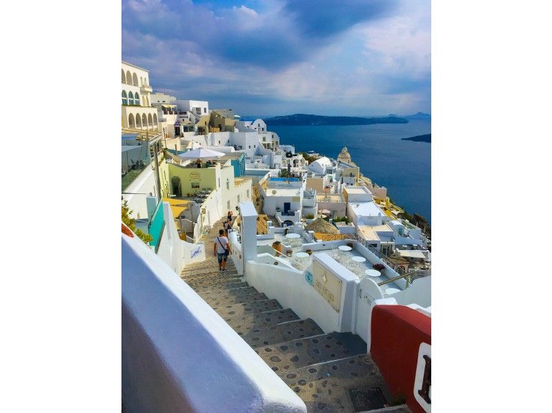オンライン ギリシャより 崖に建つ白い街並みとエーゲ海が美しいサントリーニ島のイアの街を散策 アクティビティジャパン