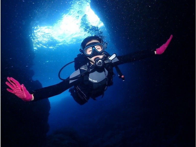 [Okinawa / Blue Cave / Fun Diving] Enjoy feeding tropical fish ★photos & videos ★Okinawan guide★