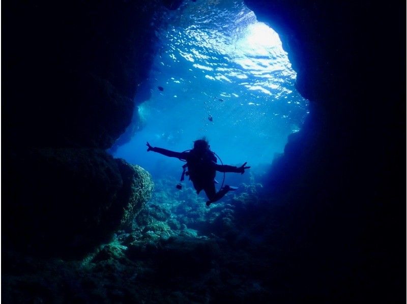 [沖繩 / 藍洞 / 有趣的潛水] 享受餵藍洞和熱帶魚 ★ 免費的熱門 GoPro 照片和視頻 ★ 安全的沖繩指南 ★ 評論和照片滿意度 No1の紹介画像
