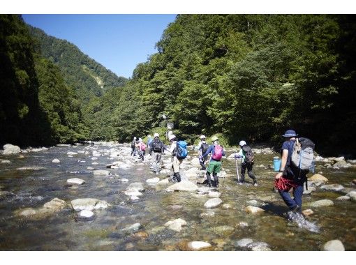 秋田県 白神山地 完全に保全された白神山地遺産コアエリアから 流れる粕毛川を歩くリバートレックツアー アクティビティジャパン