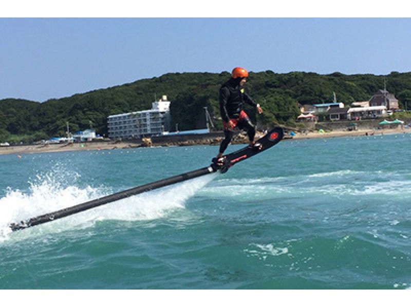 [和歌山縣田邊市]懸浮滑板！您可以在Nanki Shirahama體驗最新和最先進的海上運動超級新感覺！の紹介画像