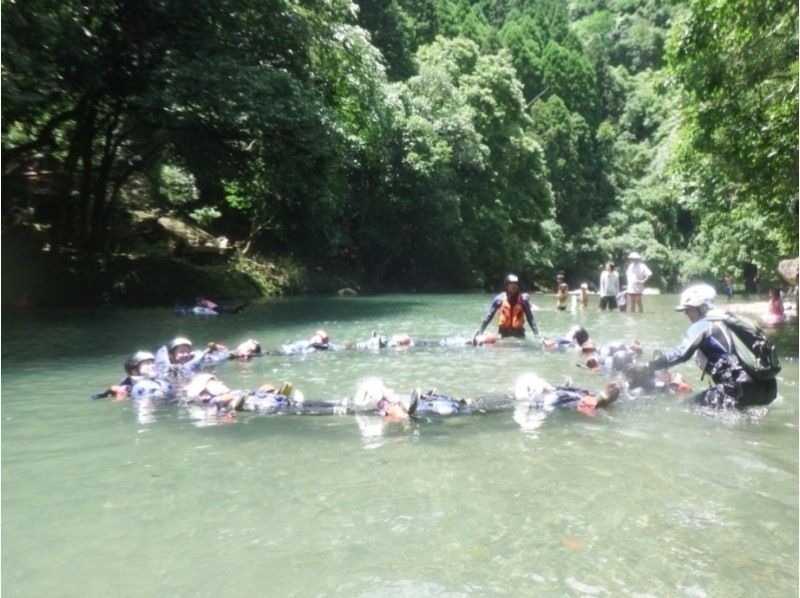 [Kumamoto Prefecture] Canyoning through streams (groups of 2-3 people)の紹介画像