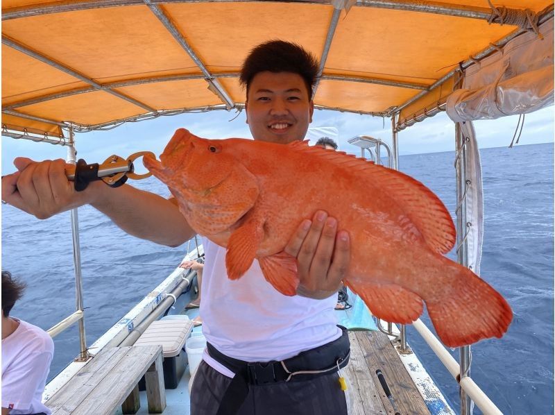 卒業旅行割引【石垣島・3時間】狙うは高級魚！！初心者も船長が完全サポート！半日船釣りコース【レンタル無料・手ぶらでOK】の紹介画像