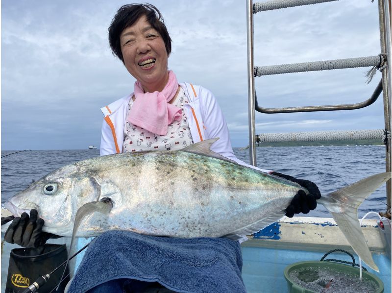 卒業旅行割引【石垣島・3時間】狙うは高級魚！！初心者も船長が完全サポート！半日船釣りコース【レンタル無料・手ぶらでOK】の紹介画像