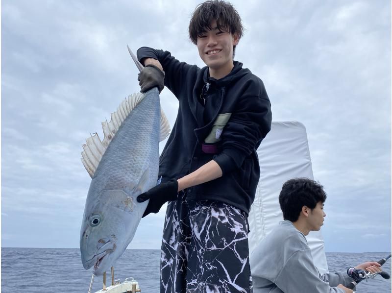 卒業旅行割引【石垣島・3時間】狙うは高級魚！！初心者も船長が完全サポート！半日船釣りコース【レンタル無料・手ぶらでOK】の紹介画像