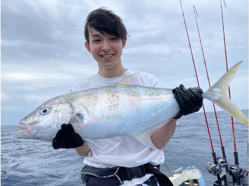 卒業旅行割引【石垣島・3時間】狙うは高級魚！！初心者も船長が完全サポート！半日船釣りコース【レンタル無料・手ぶらでOK】の紹介画像