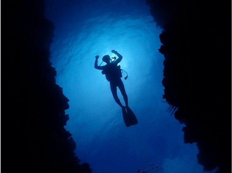 【一人旅応援プラン・沖縄・青の洞窟】青の洞窟ボートエントリー体験ダイビング！写真・動画が枚数無制限で無料プレゼント♪