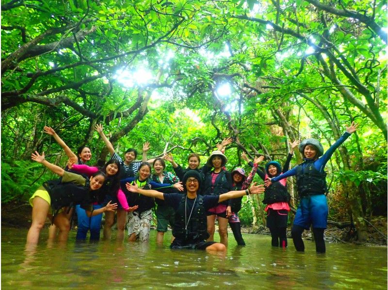 오키나와의 이리 오모테 섬에서 "이리 오모테 섬 ADVENTUREPiPi"의 가이드 투어에 참가하는 사람들의 모습