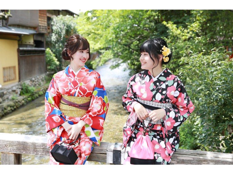 兩位女士在京都「京小町與服租賃」悠閒漫步