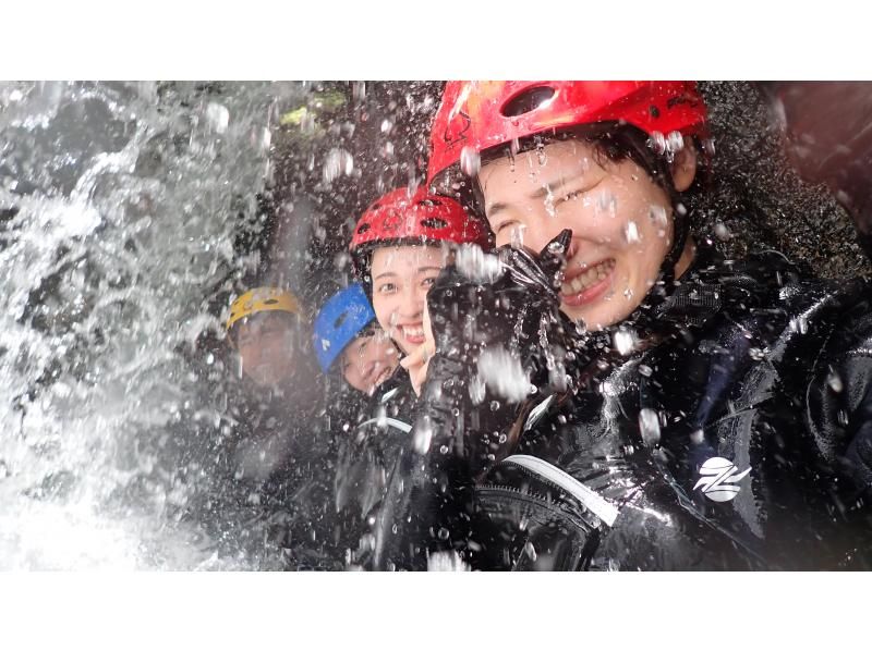 【広島・湯来温泉】シャワークライミング、半日コース！広島市街地から車で1時間の秘境で行う大冒険。の紹介画像