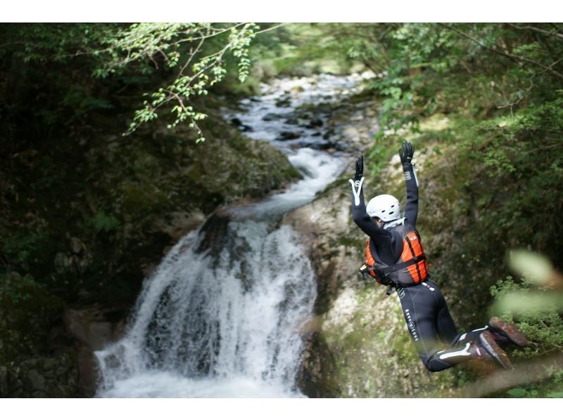 【広島・湯来温泉】シャワークライミング、半日コース！広島市街地から車で1時間の秘境で行う大冒険。の紹介画像