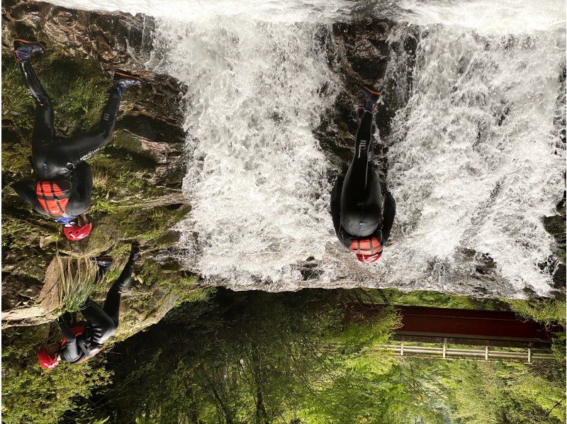 【広島・湯来温泉】シャワークライミング、半日コース！広島市街地から車で1時間の秘境で行う大冒険。の紹介画像