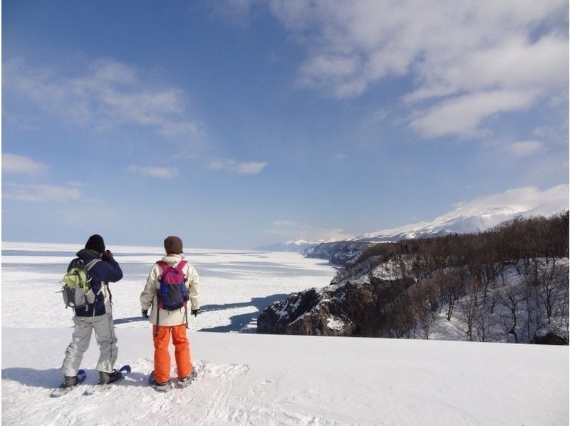 一位女士在知床自然办公室享受知床雪鞋徒步旅行