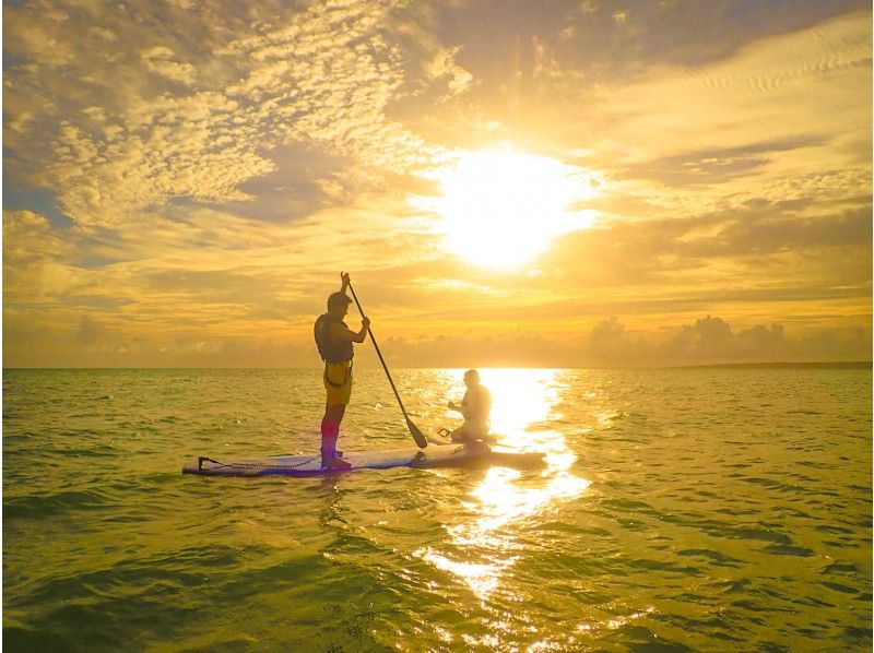 [Okinawa/Miyakojima] [Spring sale underway! ] Sunset SUP! Enjoy the spectacular sunset all to yourself on the sea! Cruising under the impressive sunset! With drone photographyの紹介画像