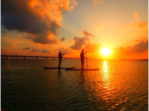 沖縄 宮古島 宮古島の絶景の夕日を海の上で満喫 サンセットsup うっとり感動の夕日を浴びて海岸線をクルージング 写真 ドローン撮影付 アクティビティジャパン