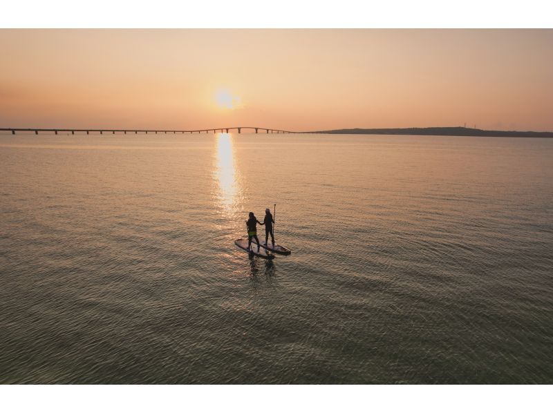 [Okinawa, Miyakojima] [Sunset SUP] [Drone photography included] Enjoy the sunset on the coastline all to yourself on the ocean! Cruising in the breathtaking sunset!の紹介画像