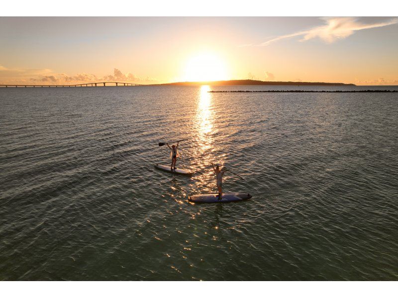 [Okinawa/Miyakojima] [Spring sale underway! ] Sunset SUP! Enjoy the spectacular sunset all to yourself on the sea! Cruising under the impressive sunset! With drone photographyの紹介画像