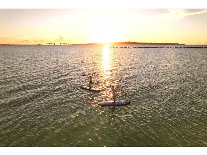 [Okinawa, Miyakojima] [Sunset SUP] [Drone photography included] Enjoy the sunset on the coastline all to yourself on the ocean! Cruising in the breathtaking sunset!の紹介画像
