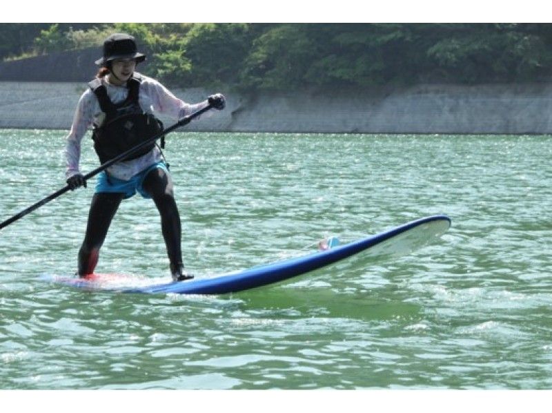 【神奈川・丹沢】小学生からOK！レンタル全て無料！美しい丹沢湖の上をSUPでのんびりクルージング！の紹介画像