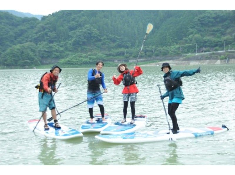 【神奈川・丹沢】小学生からOK！レンタル全て無料！美しい丹沢湖の上をSUPでのんびりクルージング！の紹介画像