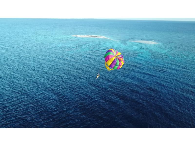 From Naha | Kerama Islands, spectacular parasailing ☆ Longest rope in the prefecture, total length 200m ★ Waterproof smartphone case and flight certificate included ♪の紹介画像