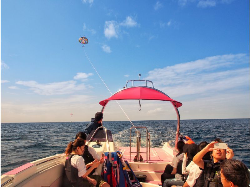 From Naha | Kerama Islands, spectacular parasailing ☆ Longest rope in the prefecture, total length 200m ★ Waterproof smartphone case and flight certificate included ♪の紹介画像