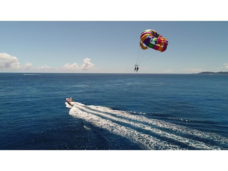 From Naha | Kerama Islands, spectacular parasailing ☆ Longest rope in the prefecture, total length 200m ★ Waterproof smartphone case and flight certificate included ♪の紹介画像