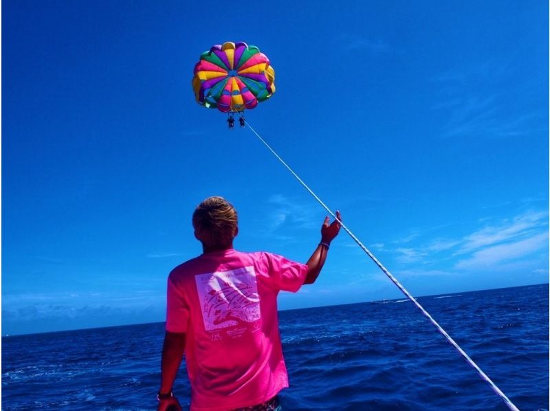 From Naha | Kerama Islands, spectacular parasailing ☆ Longest rope in the prefecture, total length 200m ★ Waterproof smartphone case and flight certificate included ♪の紹介画像