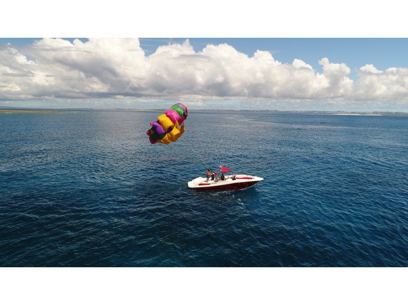 From Naha | Kerama Islands, spectacular parasailing ☆ Longest rope in the prefecture, total length 200m ★ Waterproof smartphone case and flight certificate included ♪の紹介画像