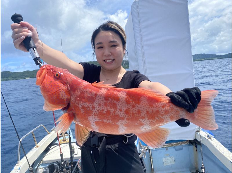 【石垣島・7.5時間】狙うは高級魚！！初心者も船長が完全サポート！1日船釣りコース【レンタル無料・手ぶらでOK・居酒屋手配】の紹介画像