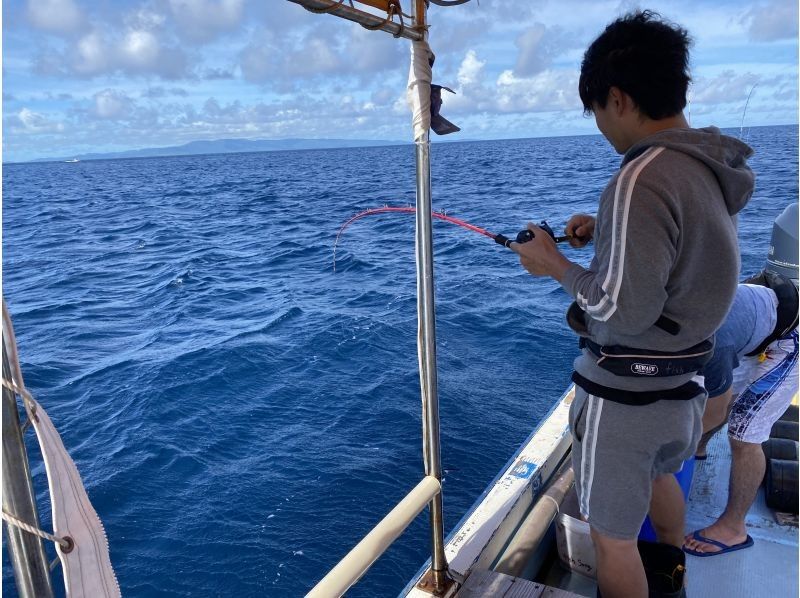 【石垣島・7.5時間】狙うは高級魚！！初心者も船長が完全サポート！1日船釣りコース【レンタル無料・手ぶらでOK・居酒屋手配】の紹介画像