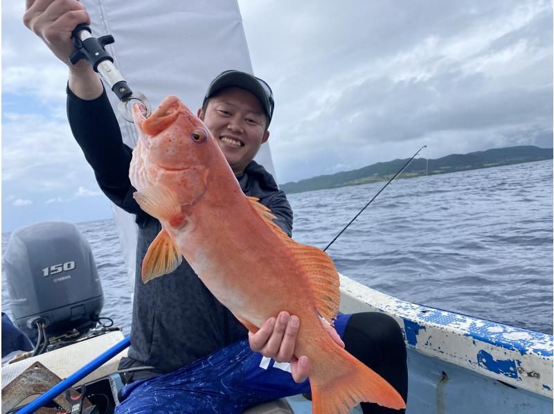 【石垣島・7.5時間】狙うは高級魚！！初心者も船長が完全サポート！1日船釣りコース【レンタル無料・手ぶらでOK・居酒屋手配】の紹介画像