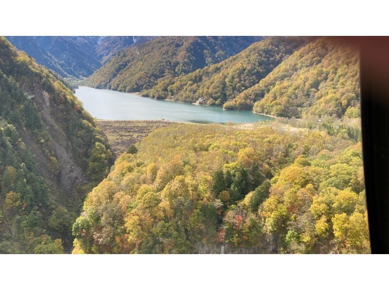 【岐阜・世界遺産白川郷】空から観光！紅葉の白山ヘリコプター遊覧飛行（3名12分コース）の紹介画像